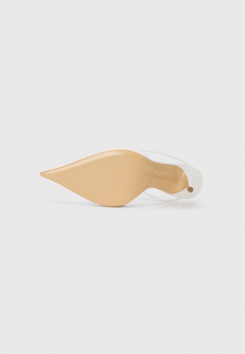 Heldere hoge hak schoen met een spitse neus; heeft een transparante bovenkant en een beige zool, met een gladde textuur en een minimalistisch ontwerp.