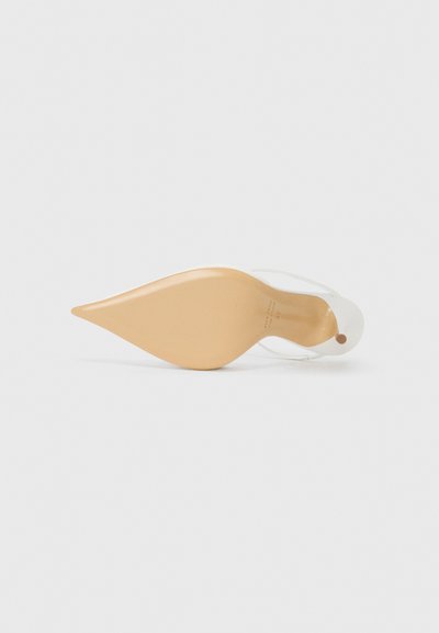 Průhledná vysoká podpatková bota s špičatou špičkou; má průhledný svršek a béžovou podrážku, prezentující hladkou texturu a minimalistický design.