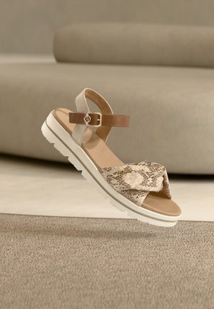Μπεζ σανδάλια με εμπρόσθιο λουρί με σχέδιο φίδι, δερμάτινο λουράκι αστραγάλου και λευκή λαστιχένια σόλα. Διαθέτουν διακοσμητική αγκράφα και υφή επιφάνειας.
