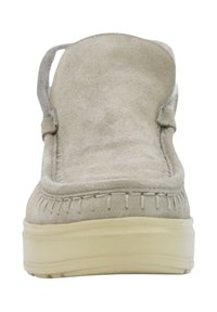 Zapato slip-on de ante beige claro con suela gruesa de goma y costuras visibles alrededor de la puntera, visto desde el frente.