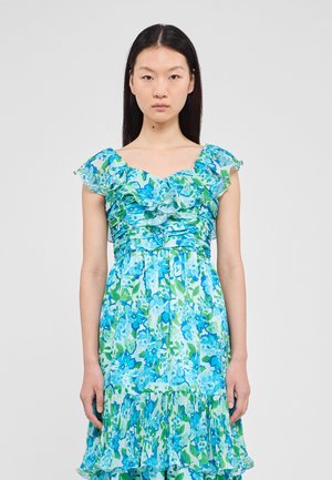 Blauwe en groene bloemenjurk met gerimpelde mouwen, een aansluitend lijfje en een uitlopende rok met gelaagde ruffles aan de onderrand. Zachte stoftextuur.