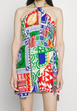 Robe à col licou avec un design patchwork en rouge vif, vert, bleu et blanc, ornée de motifs détaillés et d'accents de perles sur l'ourlet.