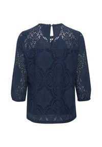 Blusa azul marino con un patrón de encaje y recortes circulares, mangas de tres cuartos y cierre en la parte posterior con forma de ojo de cerradura. Diseño texturizado y sin esfuerzo.