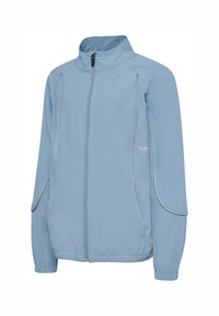 Ljusblå zip-up jacka gjord av texturerad tyg, med ståkrage, elastiska muddar och kontrasterande grå detaljer längs sömmarna.