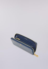 Portafoglio zip-around in pelle blu e grigia con zip dorata, slot per carte e una piccola tasca interna con zip, marchiato "Trussardi" all'interno.
