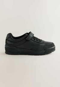 Sort lædersneaker med rund tå, snørrebånd foran og velcrolukning. Tekstureret sål for bedre greb og polstring omkring anklen.