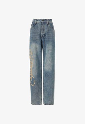 Modré denimové džíny s volným střihem, s vybledlým oblečením a velkým kurzívním písmem zlaté barvy na levé noze. Design s pěti kapsami.