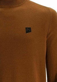 Maglione marrone lavorato a maglia con collo alto, polsini a coste e una piccola etichetta nera del marchio sul petto. Tessuto morbido e forma aderente.