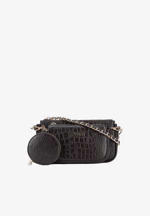 Czarna torebka typu crossbody z teksturowanej skóry, z złotym łańcuszkiem jako paskiem oraz odpinaną, okrągłą sakiewką na monety; na przodzie znajduje się metka marki "Wittchen".