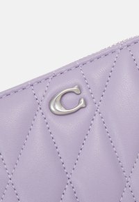 COACH ESSENTIAL SMALL ZIP AROUND CARD CASE WITH PILLOW QUILTING - Lommebok - purple