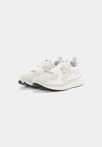 Helle beige Sneakers mit Obermaterial aus Mesh und Wildleder, kontrastierenden weißen Schnürsenkeln, strukturiertem Sohlen und einer kleinen Zuglasche an der Ferse.