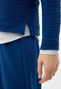 s.Oliver MIT MUSTERSTRUKTUR - Sweatshirt - ozeanblau