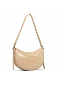 Sac à épaule en cuir tan avec une forme incurvée, doté d'une texture lisse, d'une bandoulière ajustable et d'un détail de logo embossé à l'avant.