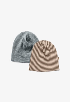 Graue Strickmütze mit glatter Textur und leichtem Sitz. Braun gestreifte Mütze mit geripptem Muster und einem kleinen Etikett an der Seite.