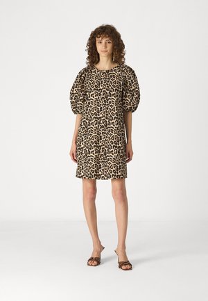 Abito con stampa leopardata e maniche a sbuffo, realizzato in tessuto leggero. Lunghezza corta, scollatura rotonda, con una vestibilità morbida. Indossato con sandali marroni.