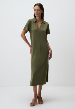 Abito verde oliva, a lunghezza ginocchio, con maniche corte, scollatura a V e spacchi laterali; realizzato in tessuto morbido con un design semplice.