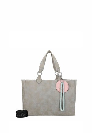 Bolso tote de imitación cuero gris con dos asas, herrajes plateados y un llavero decorativo que presenta una etiqueta circular rosa y cuentas.