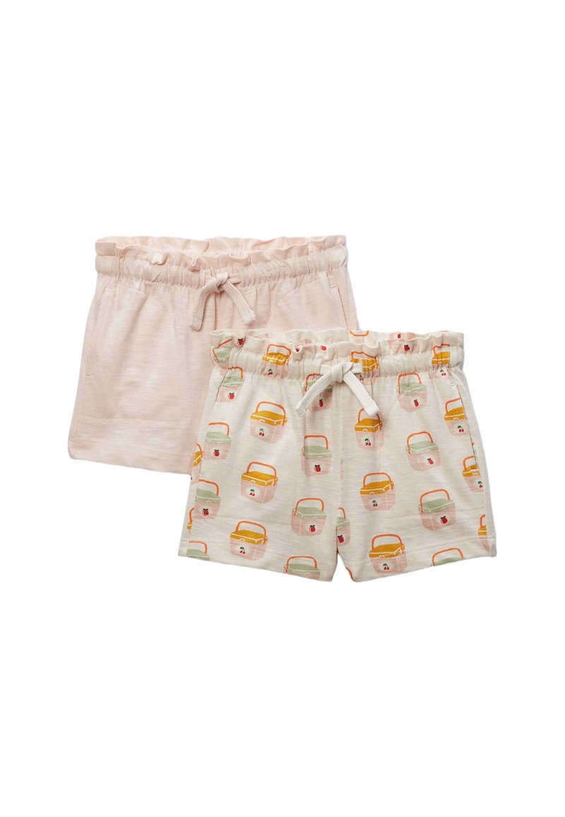 Une paire de shorts, un rose et un crème avec un imprimé de panier de fruits. Les deux présentent une taille élastique et un détail de cordon de serrage. Texture de tissu douce.