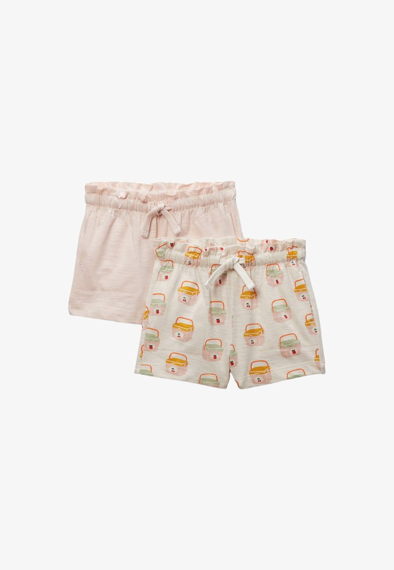 Une paire de shorts, un rose et un crème avec un imprimé de panier de fruits. Les deux présentent une taille élastique et un détail de cordon de serrage. Texture de tissu douce.