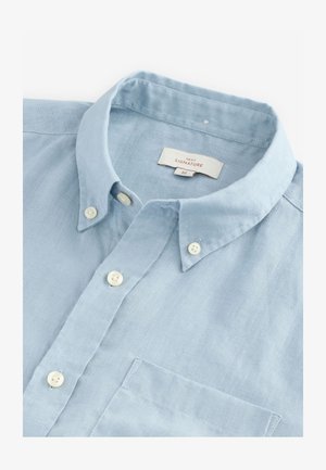 Lichtblauw linnen overhemd met knopen, klassieke kraag, witte knopen en een borstzak. Label met "NEXT SIGNATURE M."