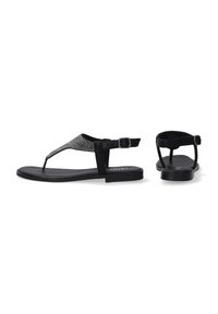 Sorte flade sandaler med en tekstureret sål, der har et mellemrum design og en justerbar ankelrem med spænde, prydet med metalliske accenter.