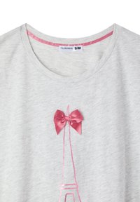 Maglietta grigia chiaro con scollo rotondo, caratterizzata da un fiocco in raso rosa e una grafica stilizzata della Torre Eiffel in rosa. Tessuto strutturato.