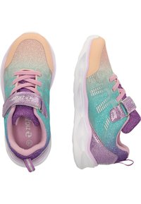 Sportsko med en gradientdesign i teal, pink og lilla, lavet af mesh-materiale. Inkluderer en Velcro-strop og teksturerede accenter.