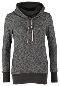 Szary polar z kapturem o teksturowanym wzorze, kontrastowym ciemnym wnętrzu i sznurkami w jasnym kolorze. Posiada dwie przednie kieszenie.