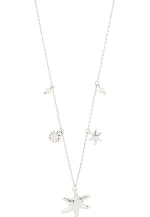 Srebrny naszyjnik na łańcuszku z trzema zawieszkami w kształcie rozgwiazdy i dwoma małymi perłowymi akcentami na białym tle.