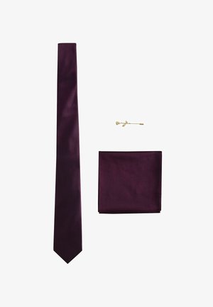 Dunkellila Seidenkrawatte, passendes Einstecktuch und goldene rosaförmige Anstecknadel auf weißem Hintergrund arrangiert.