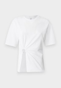 Tricou alb din bumbac, cu mâneci scurte, având un detaliu central plisat cu o decupare circulară și accente metalice la talie.