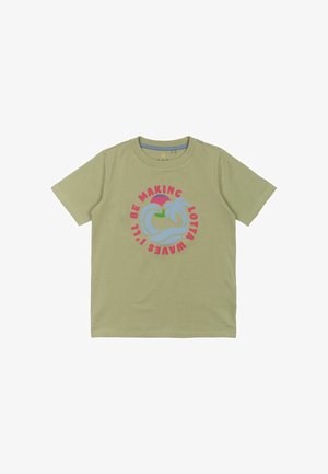 Tricou din bumbac verde deschis, cu mâneci scurte, având un grafic circular cu valuri roz și albastre și text în roșu și albastru.
