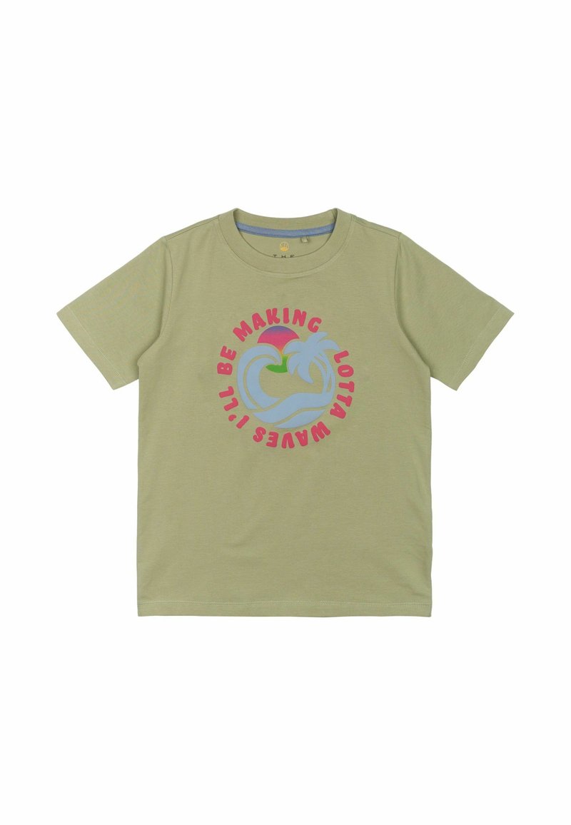 Camiseta de algodón verde claro con mangas cortas, que presenta un gráfico circular con olas rosas y azules y texto en rojo y azul.