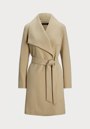 Manteau beige avec un col châle, des manches longues et une ceinture nouée à la taille. Fabriqué à partir d'un tissu lisse ; présente un design minimaliste et moderne.