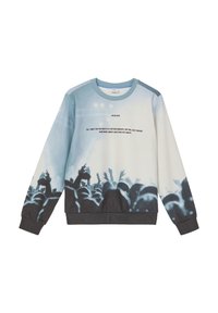 Sudadera azul claro con un diseño gráfico de una multitud con las manos en alto. Texto impreso en el pecho. Puños y dobladillo grises.