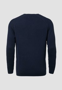 Marineblauwe gebreide crewneck trui met een textuurpatroon, raglan mouwen en ribgebreide manchetten en zoom. Achteraanzicht, minimale details.