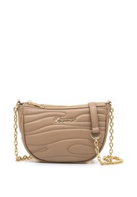 Borsa trapuntata beige con tracolla a catena dorata, chiusura con cerniera e un delicato dettaglio con logo. Forma arrotondata e dettagli sulla superficie testurizzata.