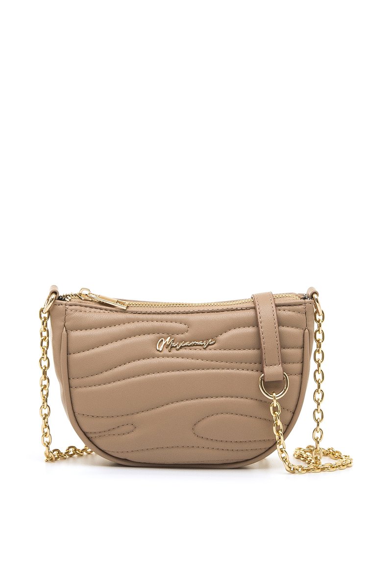 Borsa trapuntata beige con tracolla a catena dorata, chiusura con cerniera e un delicato dettaglio con logo. Forma arrotondata e dettagli sulla superficie testurizzata.