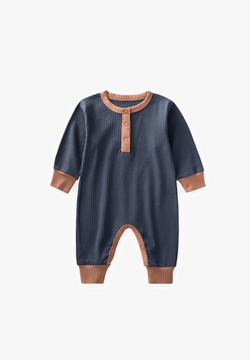 Detský overal s dlhým rukávom, rebrovaný, tmavomodrej farby s hnedými manžetami, golierom, légou a lemovaním pri členkoch, s cvokmi na hrudi a nohách.