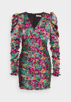 Robe courte fleurie présentant des motifs multicolores vibrants, des manches longues bouffantes et une texture froncée, avec un décolleté en V et une fermeture éclair au dos.