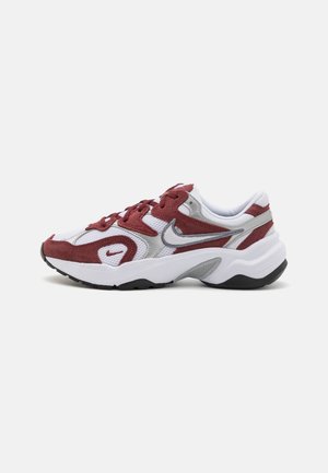 Baskets Nike blanches et bordeaux avec des accents gris, en matériaux en maille et en daim, et une semelle blanche épaisse sur un fond uni.