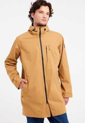 Chaqueta impermeable color caqui con alto cuello, cremallera negra, bolsillos laterales y capucha ajustable; textura suave y diseño de longitud media.