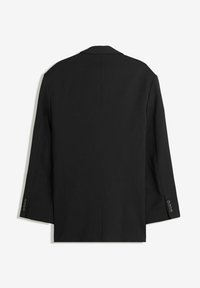 Fekete, testre szabott blézer hosszú ujjakkal és gombos díszítéssel az ujjakon, a hátulról látható, sima fehér háttér előtt.