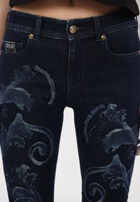 Versace Jeans Couture Ļoti pieguloši džinsi - indigo