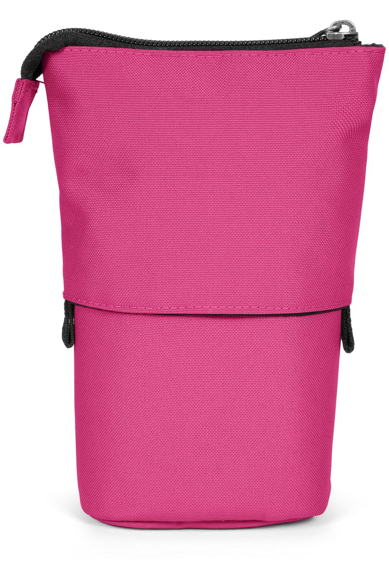 Pochette en tissu rose avec une fermeture éclair et un accent noir en haut. Elle présente une forme cylindrique et un matériau texturé.