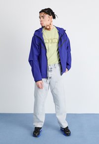 Thumbnail Image 3