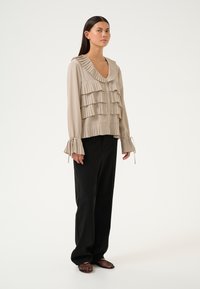 Karen by Simonsen REGINA - Užsagstoma palaidinė - simply taupe