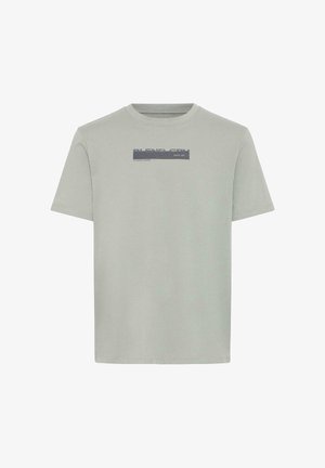 Svetlo siva majica kratkih rokavov z izrezom okrog vratu, z napisom "BLEND CPH" in temno vodoravno črto čez prsi.