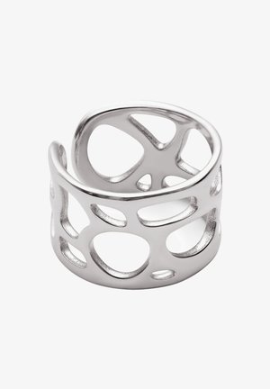 Anillo de plata de ley con un diseño calado que incluye recortes ovalados y redondos, acabado pulido y superficie interior texturizada.