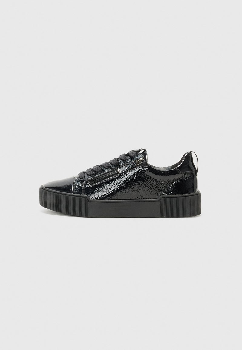 Sneaker nera con tomaia in pelle verniciata lucida, punta rotonda, suola in gomma testurizzata e lacci piatti. Presenta una cerniera laterale per una facile vestibilità.